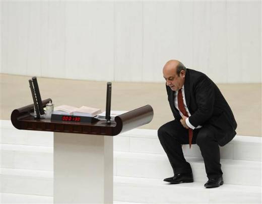 Konuşmalardan &ouml;nce k&uuml;rs&uuml;ye gelen CHP'li Mustafa Balbay, milletvekili yeminini okudu.