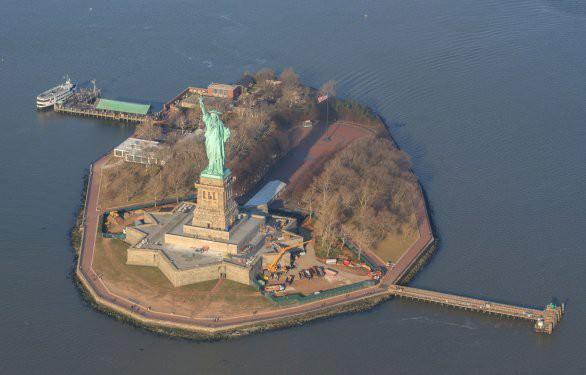 Hazır durumda olan heykel depodan çıkarılmış, heykeltraş Bartholdi ve Gustave Eiffel (Eyfel kulesinin mühendisi) birlikte çalışarak bazı değişikliklerle heykeli yenilemişler ve heykeli böylece New York sahilinde Liberty Adasına yerleştirilmiştir.