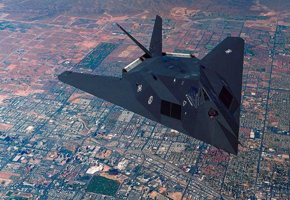 Dünya'nın radara yakalanmama teknolojisiyle geliştirilmiş ilk hava aracı F-117 Nighthawk, Amerika Birleşik Devletleri Hava Kuvvetleri tarafından 22 Nisan 2008'de hizmetten çıkarıldı. Vurulamayacağı iddia edilen F-117'ler 27 Mart 1999'da Sırp ordusu tarafından düşürülmüştü. Amerikan Hava Kuvvetleri'nde F-117'lerin yerine F-22'ler aldı.