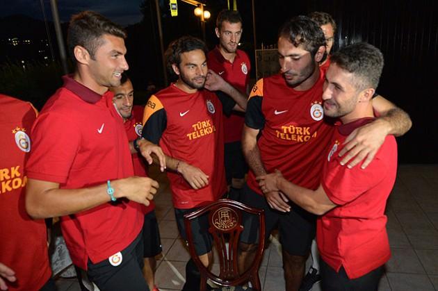 <p>Galatasaray Profesyonel Futbol A Takımı Kaptanı Sabri Sarıoğlu'nun 29 yaş günü, Slovenya'nın Bled kentindeki hazırlık kampında kutlandı.</p>