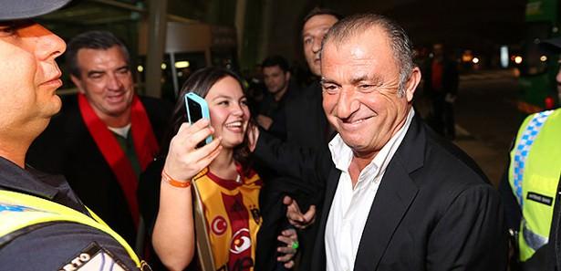 Fatih Terim ve futbolcularla bol bol resim çektiren taraftarlar Braga maçı öncesi Sarı-Kırmızılı kafileye desteklerini bir kez daha gösterdi.