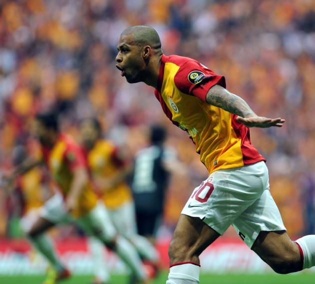 MELO'YA HAMİT TAKTİĞİ-lyalı yıldızı indirime ikna etmek için Hamit kozu kullanıldı. Daha önce Aysal'ın talebi üzerine gerekli fedakarlığı yapacağını söyleyen, ancak 2.3 milyon euro'yu duyunca burun kıvıran Sambacı'ya, A Milli Takım Kaptanı örnek gösterildi. (FANATİK)