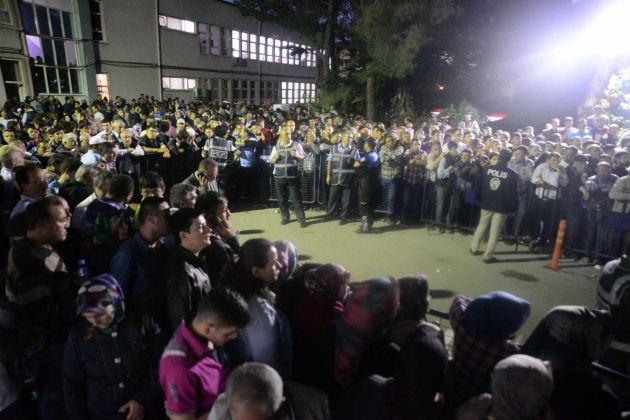 <p>Olayın ardından madenci yakınları, yangının meydana geldiği madenin önü ve Soma Devlet Hastanesi bahçesinde toplandı.</p>