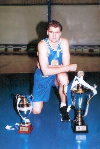 1997-98 sezonunda Oyak Renault formasıyla ilk kez 1. Lig’de yer alan Okur, 1999 ve 2000 yıllarında Tofaş'ın David Rivers Ve Rashard Griffith'li efsane kadrosunun bir üyesi olarak şampiyonluğa ulaştı.