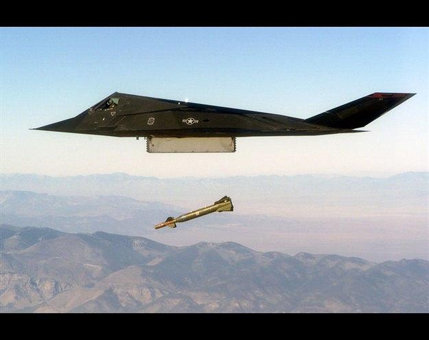 Dünya'nın radara yakalanmama teknolojisiyle geliştirilmiş ilk hava aracı F-117 Nighthawk, Amerika Birleşik Devletleri Hava Kuvvetleri tarafından 22 Nisan 2008'de hizmetten çıkarıldı.