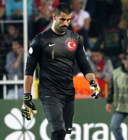 RealistAdamm, Hepimiz bu gece Volkan'ı evden aldırıyoruz. Türk milleti olarak.