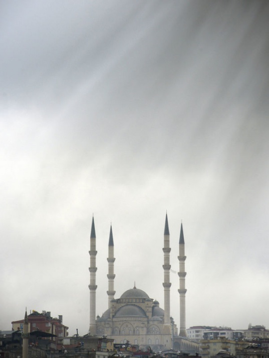 <p> İnşaatta, hiç bir eserden esinlenmemiş olması da camiye ayrı bir özellik ve anlam kazandırıyor. Dış cephesi Kayseri taşı ile yapılan caminin ince işçiliği için 500 ustanın çalıştığı biliniyor.</p>