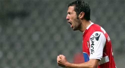 Günün bomba transfer haberleri-15 Ocak 2013 Viana'ya çıkarma Braga'nın 2 milyon euro talep ettiği Portekizli için 1.5 milyon euro ödenecek Beşiktaş'ın ara transfer döneminde kadrosuna katmak istediği oyunculardan biri olan Hugo Viana için siyah-beyazlılar harekete geçti. Portekiz'e Viana'nın işini bitirmeye gidecek olan Tamer Kıran'ın, Viana'ya kesin imza attıracağı ama bunun sezon sonunda mı yoksa şimdiden itibaren mi olacağına Braga'nın karar vereceği bildirildi. Portekiz ekibi sezon sonunda sözleşmesi bitecek olan Viana'yı bırakmak istemiyor. 2 milyon euro bonservis bedeli istiyor. Fakat Beşiktaş yönetimi 1.5 milyon euro'dan yukarı çıkmayı düşünmüyor. SÖZLEŞME UZATMADI Beşiktaş'ın önerdiği yıllık 1.5 milyon euro, Hugo Viana'nın gözlerini parlattı. Braga'dan yılda 700 bin euro alan Portekizli oyuncunun, bugün kazandığının iki katından fazlasını cebine koyma şansı olduğu için Beşiktaş'a imza atmaya sıcak baktığı bildirildi. Bu arada Ojogo gazetesi, Viana'nın Braga Başkanı Salvador'un yaptığı sözleşme yenileme teklifini de kabul etmediğini ve bu yüzden Nacional maçında gerginlik yaşandığını yazdı (Fotomaç)