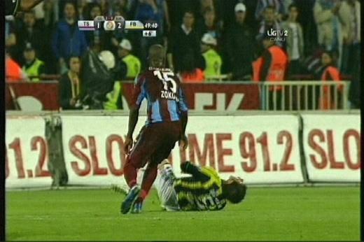 ben böyle bi pislik görmedim.. sahadaki hakem falan de?il! yaz?klar olsun.. sadri ?ener ve ?enol güne? de gurur duysunlar eserleriyle..Lube Ayar