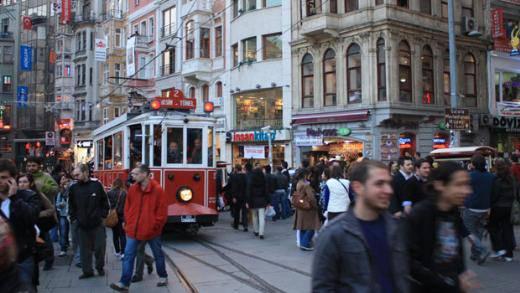 <p>Türkiye İstatistik Kurumu, ülke nüfusunun 2013 yılında 2012’ye göre binde 13.7 artışla 76 milyon 667 bin 864 kişi olduğunu açıkladı. Nüfus artışındaki ivme geçmiş yıllara göre göreceli olarak biraz daha sınırlı olarak gözlendi. 20 ilin nüfusu ise 1 milyonun üzerinde çıktı. İşte nüfusu 1 milyonun üzerinde olan 20 il...</p>