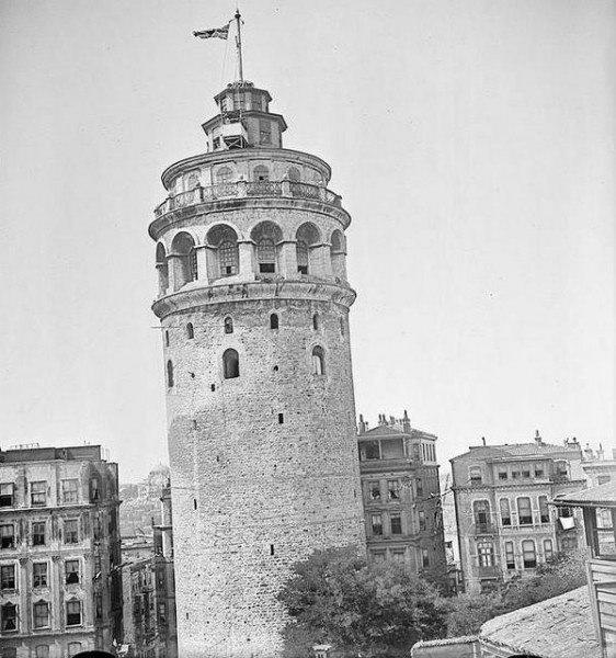 <p>O zamanlar şehrin en yüksek noktası olan Galata Kulesi’ne şehri gözetlemek için dikilen baraka</p>
