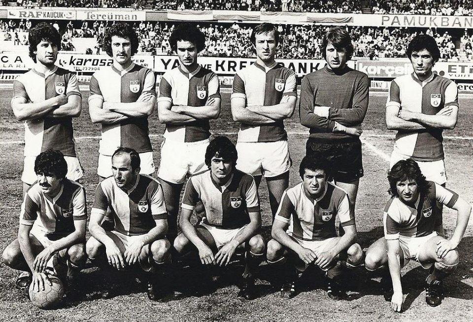 <p><strong>Galatasaray (1975-1976)</strong></p>

<p>1975-1976 sezonunda teknik direktör Fethi Demircan yönetiminde ligi 3.sırada bitiren, Türkiye Kupası’nı ise finalde Trabzonspor’u geçerek müzesine götüren Galatasaray.</p>

<p>Soldan sağa</p>

<p>Ayaktakiler: Gökmen Özdenak, Şevki Şenlen, Tuncay Temeller, Güngör Tekin, Nihat Akbay, Ali Yavaş.</p>

<p>Oturanlar: Bülent Ünder, Mehmet Özgül, Müfit Erkasap, Fatih Terim, Mustafa Ergücü.</p>
