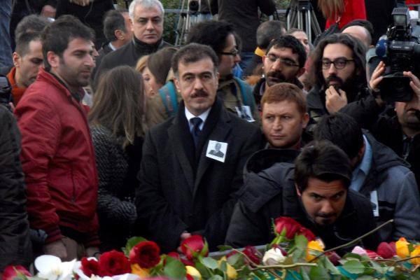 Mehmet Ali Birand için düzenlenen Doğan TV Center'daki tören başlamadan önce Dızai, Kürdistan TV'nin sorularını yanıtlarken, Birand'ı 21 yıldan bu yana yakından tanıdıklarını, haberciliğine, Kürt sorununa yaklaşımına her zaman büyük saygı duyduklarını söyledi. Safin Dızai, acımız büyük, Türk medyası önemli bir ismini kaybetti" dedi.