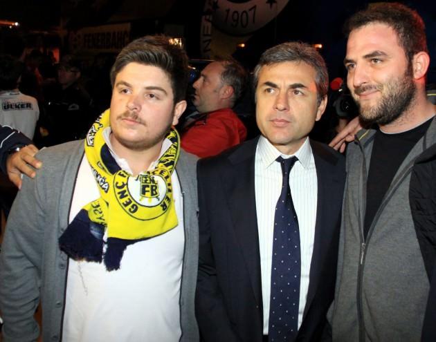 Aykut Kocaman'ın istifa etmesinden de kendine keyif malzemesi çıkarabilen bazı güruh, buradan size selam olsun!!! 
