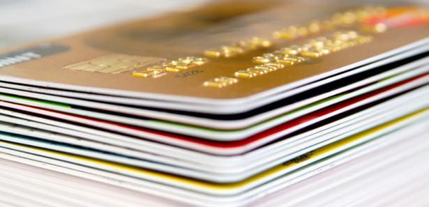 Kredi kartı kullanmaktan vazgeçemeyen ama bir yanda da bankaları şikayet yağmuruna tutan tüketiciler aslında kendileri de birçok hata yapıyor. Kart sahiplerinin sikayetvar.com’a gönderdikleri şikâyetler çıkarılan analiz ilginç sonuçlar ortaya çıkardı.  İşte kredi kartı kullanılırken en sık yapılan 10 hata