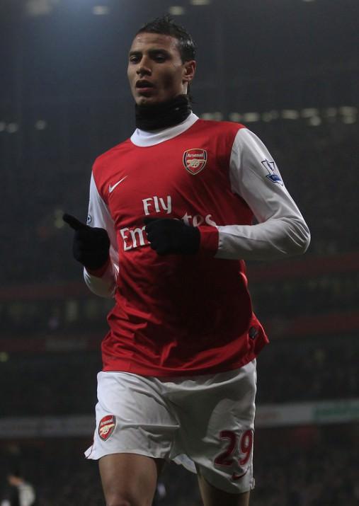 F.BAHÇE CHAMAKH İÇİN TEKLİF VERDİ Takviye çalışmalarını sürdüren Fenerbahçe'de son isim Arsenal'li Marouane Chamakh. İngiliz basınının ardından Fransız basını da sarı-lacivertlilerin Faslı yıldızla ilgilendiğini yazdı. (STAR)