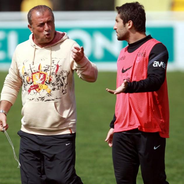 Galatasaray'da sözleşmesi biten ve yönetimin yıllık maaşından indirime gitmesini istediği Sabri Sarıoğlu, bu teklife sıcak bakmıyor. Tecrübeli futbolcu da kendisine kulüp arayacak. (TAKVİM)