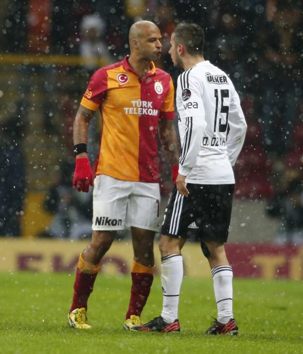 Galatasaray - Beşiktaş derbisinde kırmızı kart gören Melo oyundan çıkarken yaptığı hareketlerden dolayı Fatih Terim'i çıldırttı.