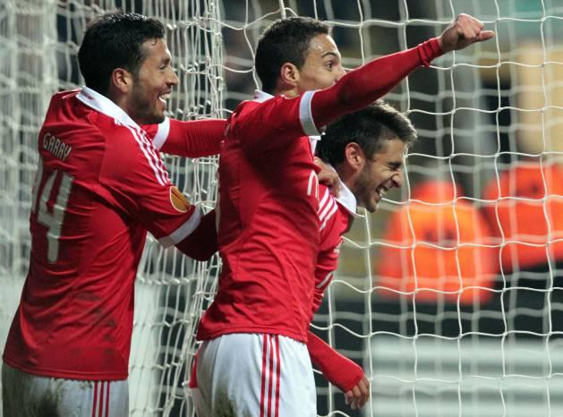 Benfica, bu sezon Portekiz Ligi'nde de yoluna yenilgisiz devam ediyor. 25 maç sonunda 21 galibiyet, 4 beraberlik alan takım, Porto'nun 4 puan önünde zirvede yer alıyor.
