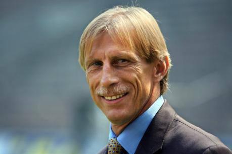CRISTOPH DAUM: Ülkemizde teknik direktör boşluğu doğan neredeyse her takım ile ismi anılan ve hem Beşiktaş hem de Fenerbahçe'de şampiyonluk başarısı yakalayan Alman çalıştırıcı Daum ile Beşiktaş'ta yönetimin görüştüğü iddia edilirken Daum fazla gündemde kalmadı.