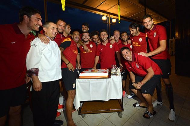 <p>Galatasaray Profesyonel Futbol A Takımı Kaptanı Sabri Sarıoğlu'nun 29 yaş günü, Slovenya'nın Bled kentindeki hazırlık kampında kutlandı.</p>