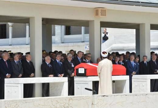 <p>Devlet erkanı Genelkurmay Başkanı Org. Necdet Özel'in babası için Ankara Kocatepe Cami'nde düzenlenen cenaze töreninde biraraya geldi.</p>