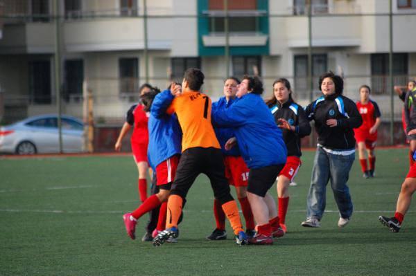 Yalova'da oynanan kadın Gençlikspor ile İzmir Elitspor arasındaki maçta iki takım oyuncuları, tekme tokat birbirlerine girdi