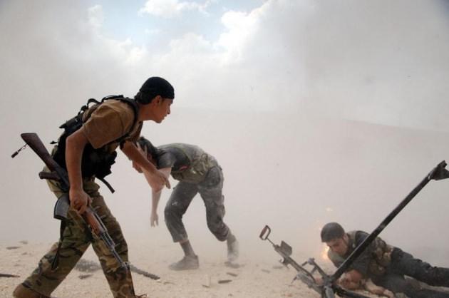 Son olarak Anadolu Ajansı muhabirinin Halep'te cezaevi yakınlarındaki &ccedil;atışmaları g&ouml;r&uuml;nt&uuml;lerken &ccedil;ektiği bu kareler, savaşın geldiği noktayı g&ouml;zler &ouml;n&uuml;ne seriyor.