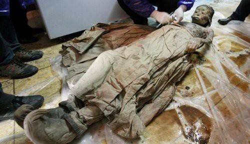 &Uuml;zerinde ipek ve pamuk karışımı giysi olan mumyanın cildinin bozulmadığı g&ouml;r&uuml;ld&uuml;.