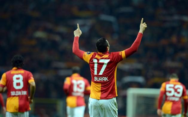 Herkes oynaya oynaya futbolunu geliştirir, Sabri Reyiz de oynamayarak :) İçine Alves kaçmış resmen. 