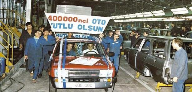TOFAŞ, adında Türk ibaresi geçen tek yerli otomobil üreticisi olarak bu yıl kuruluşunun 44’üncü, üretime başlamasınınsa 41’inci yılını kutluyor. Yılda 20 bin adetlik üretim kapasitesi ve 600’a yakın çalışanıyla mütevazı bir fabrikada üretimine Murat 124 modeliyle başlayan TOFAŞ, günümüzde 400 bin üretim kapasitesi, 8 bini aşkın çalışanı ve 80’den fazla ülkeye yaptığı ihracatla otomotiv sektöründe global bir oyuncu. Geçen hafta 4 milyonuncu aracını törenle bantlardan indiren Tofaş’ın hikayesini özel arşivinden temin ettiğimiz resimlerle derledik...