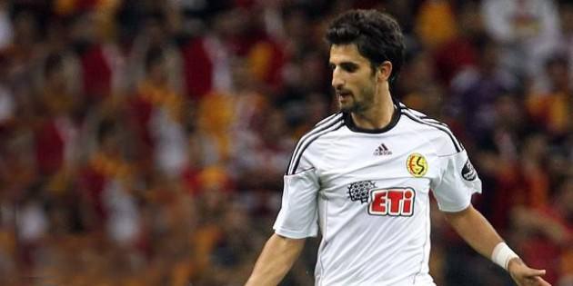 <p>Değişmeyen 2 kural; -Galatasaray borsaya bildirir. -Fenerbahçe formayı giydirir.</p>