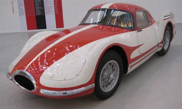 Fiat Turbina:6 yıl boyunca üzerinde çalışılan Fiat Turbina 1954'de piyasaya sürüldü. Motor iki kompresörlü evreye sahipti. Türbin evresi 22,000rpm'de 300bhp üretiyordu. En çok 258 km/sa hızla gidebiliyordu. Arabanın güzel görünümüne karşın Fiat projeyi ısınma problemleri yüzünden iptal etti.