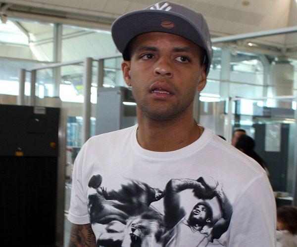PAZARA KADAR BEKLEYECEĞİM"-Sambacı Felipe Melo, sarı-kırmızılı kulüp ile Juventus arasındaki opsiyonun pazar günü biteceğini belirterek, son dakikaya kadar beklemede kalacağını söyledi. Napoli'nin teklifini doğrulayan Melo, ücretinin düşürülmek istenmesi nedeniyle hayal kırıklığı yaşadığı ifade edildi. (Miliyet)