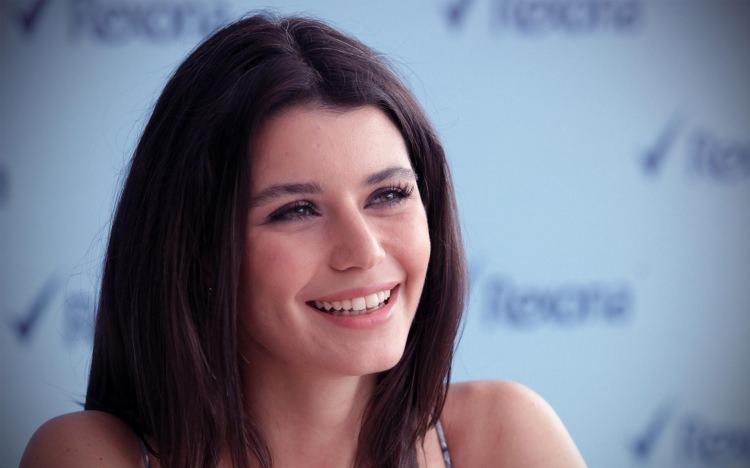 <p>3. <strong>Beren Saat</strong></p>
<p>Güzel oyuncu Türkiye'nin Yıldızları yarışmasında ikinci olarak adını duyurdu.</p>