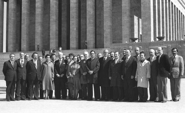 <p>Anadolu Ajansı'nın 56. kuruluş yıldönümü nedeniyle AA Yönetim Kurulu Başkanı Mithat Perin (sol 5), Genel Müdür Atilla Onuk (sağ 8) başkanlığındaki AA Yönetim Kurulu Üyeleri ve AA çalışanları Anıtkabir'i ziyaret etti. Burhan Dodanlı (sol 2), Kayhan Vandemir (sol 3), Aysun Nebrekli (sol 4), Gönül Buran (sol 7), Coşkun Deniz (arka sıra sağda), Mustafa Ballandı (sağ 2), Kemal Bircan (sağ 3), Hasan Sahan (sağ 4), Zeki Aslanbey (Sahan'ın arkasında)...</p>
