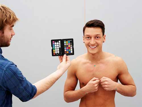 Heykeltraşlar Mesut Özil'in balmumu heykelini 2013 Haziran ayına kadar bitireceklerini bu tarihtan itibaren de müzede ziyaretçilerin görebileceğini söylediler. Fotoğraf çekimlerinde oldukça heyecanlı gözüken Real Madrid'in Türk yıldızı Mesut Özil, "Heykelimin yapılıp Berlinde sergilenecek olmasından dolayı büyük bir gurur içindeyim" diye konuştu.