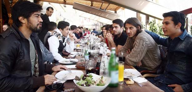 55 kişilik rezervasyon yaptırıp mekanın ön bahçesini kapattıran siyah-beyazlı ekip partide bol bol çeşitli kırmızı et yedi.