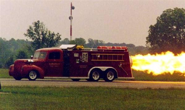 Ateş Kamyonu:Jet gücünde ateş kamyonu fikri usta yarışcı Patrick Davidson'dan geldi. 1940 yılında ateş kamyonu olarak üretildi. Rollce-Royce Viper motoru 12,000 bhp güç üretibiliyordu. En yüksek 655 km/sa hızla gidebiliyordu. Acil bir durumda ilk onun ulaşacağı kesin.