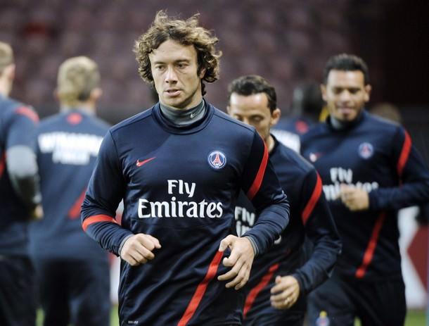 PSG ile bağlarını kopartan Uruguaylı stoper Diego Lugano'nun pazartesi günü Fenerbahçe ile masaya oturması bekleniyor. (TAKVİM)
