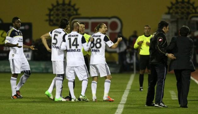 Rıdvan Dilmen - "Bazı futbolcular böyle pozisyonlarda ah der, uff der, lan der. Bazıları da küfür eder. Burada önemli olan küfürü refleks olarak mı etti, yoksa şahsa mı etti. Bu çok önemli. Hakemlerin bunu taratabilmesi gerekir."