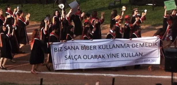 ODTÜ mezuniyet törenlerinde 2013 yılı talihsizlik olarak kayıtlara geçti. Mezuniyet törenlerine Gezi Parkı olaylarını karıştıran bazı öğrenciler geçiş töreni sırasında espriden uzak pankart şovu yaptı. Yaşanan bu olay bir kez daha 'ODTÜ'lü gençler buysa' dedirtti.