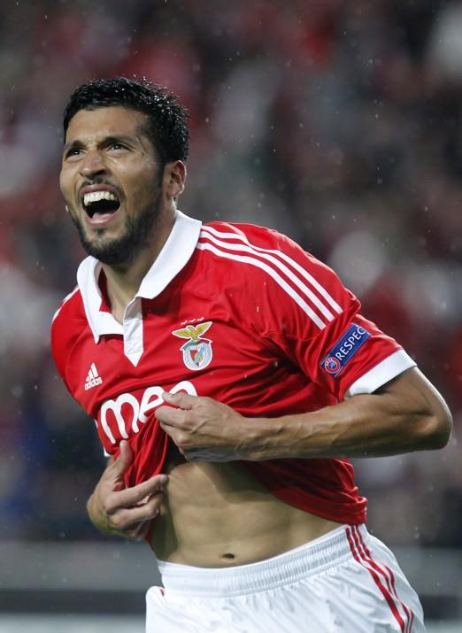 Benfica'nın savunma hattının liderliği ise, adı Premier Lig ve La Liga takımlarıyla anılan Arjantinli Ezequıel Garay'da. Garay'la birlikte Malgarejo, Maxi Pereira, Vieira ve Luisao gibi oyunculara sahip olan takımın kalesini ise Artur Moraes koruyor.