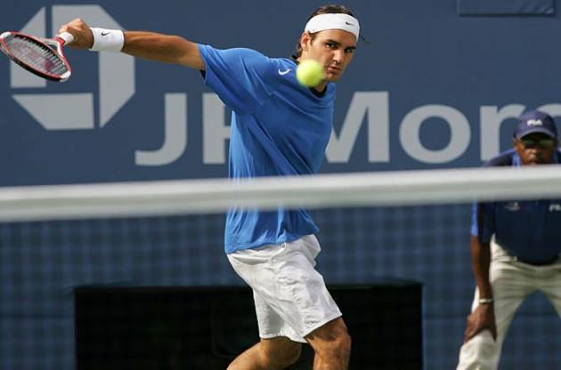 Roger Federer, 2004 yılında ABD Açık finalinde Lleyton Hewitt’i devirerek Wimbledon ve Avustralya Açık şampiyonluklarına ABD Açık’ı da ekledi ve 1988 yılından bu yana 3 büyük organizasyonu kazanan ilk tenisçi oldu.