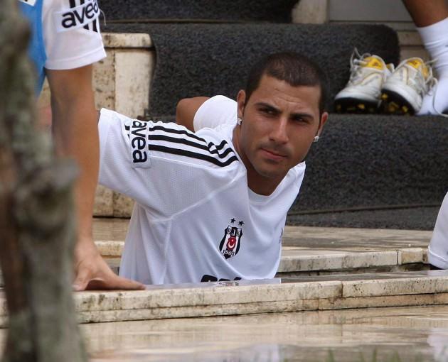 BEŞİKTAŞ'A İHTAR ŞOKU!-Alacaklarını tahsil edemedikleri gerekçesiyle kulübe ihtarname yollayan Quaresma, Simao ve Bebe'ye 2 hafta içinde ödeme yapılmazsa, 3 yıldız serbest kalacak. (BUGÜN)