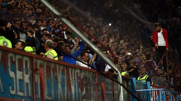 <p>Trabzonspor - Fenerbahçe maçında yaşananlar, Trabzon yerel basınında geniş yer buldu.</p>

<p> </p>
