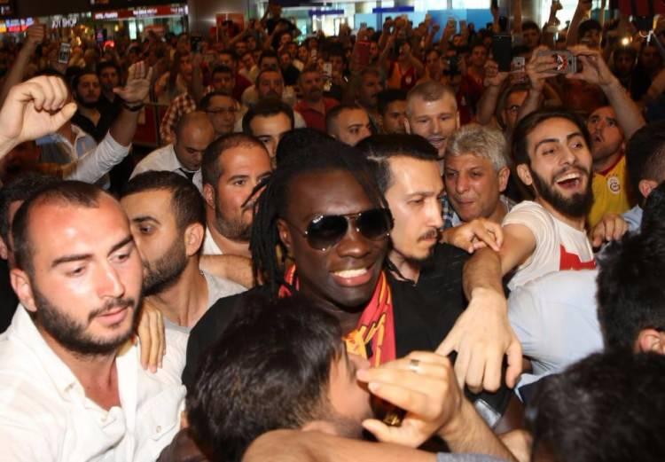 <p>İlk kez İstanbul'a geldiğini aktaran Gomis'in, kulüpte de herkese karşı sıcakkanlı tavırlar sergilediği aktarıldı.</p>