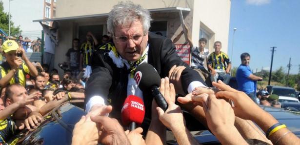 Aziz Yıldırım, Metris cezaevinden çıkarken dışarda bulunan binlerce taraftarın coşkulu desteği ile karşılaştı. İşte gazetelere atılan Aziz Yıldırım ve tahliye manşetleri.