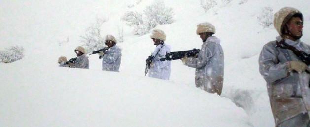 Fotoğraflarda, öldürülen PKK'lıların üzerinde bulunan mühimmat ve operasyona katılan kar kıyafetli özel eğitimli birlikler bulunuyor.