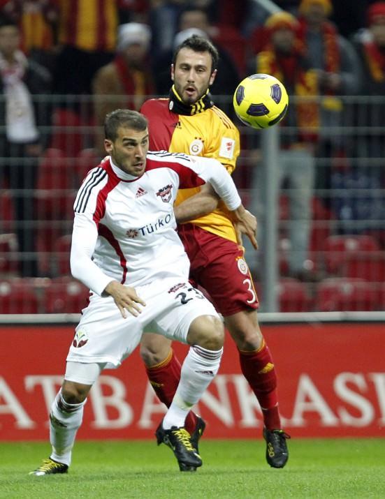 Çağlar Birinci Bursa yolunda   Riera'nın birinci, Hakan Balta'nın ikinci sol bek olarak oynadığı Galatasaray'da forma şansı bulamayan Çağlar, takımdan ayrılmak için gün sayıyor. (Fanatik)